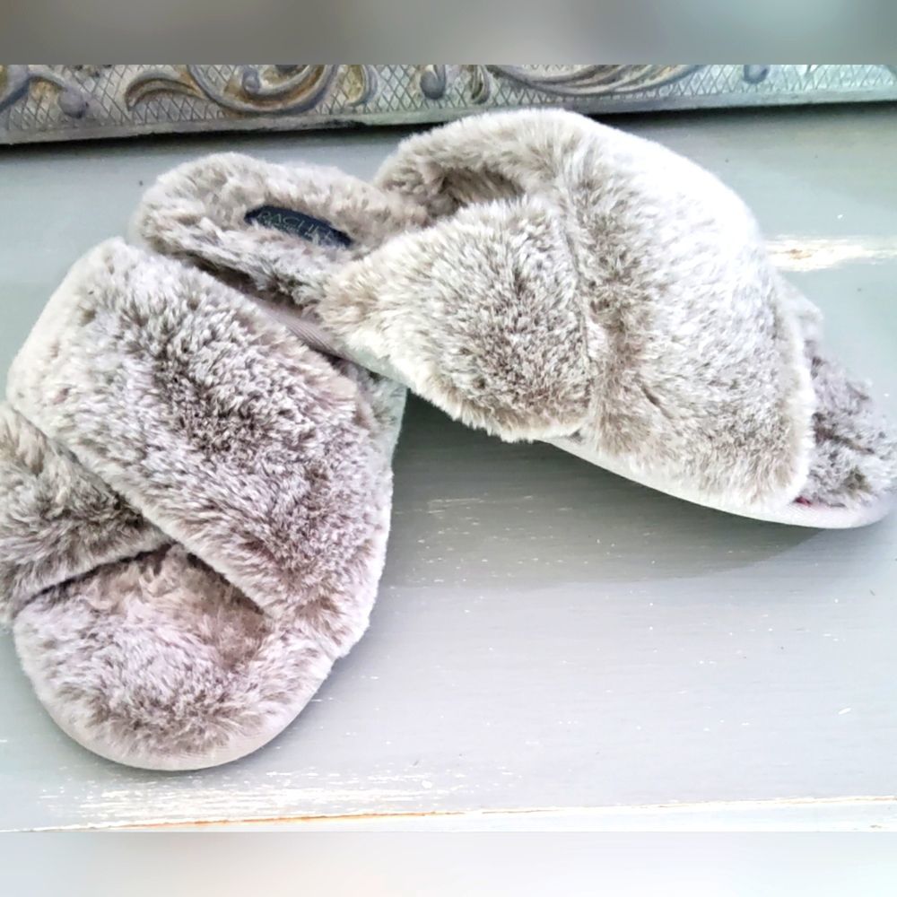 Rachel Roy Women's Slippers.    LSHE079